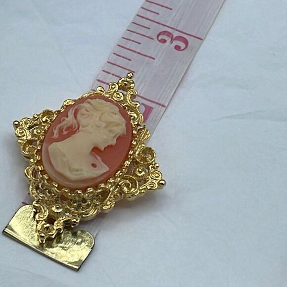 Vintage Gerry’s cameo brooch with ornate frame. - Picture 7 of 10